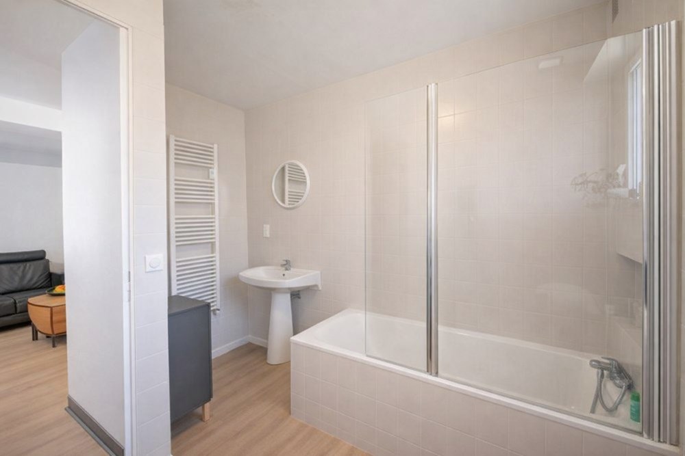MAISON - T6 - 5 CHAMBRES - IDEALEMENT SITUE - PIECE DE VIE DE 46M² - GARAGE - EXPOSITION SUD photo 4